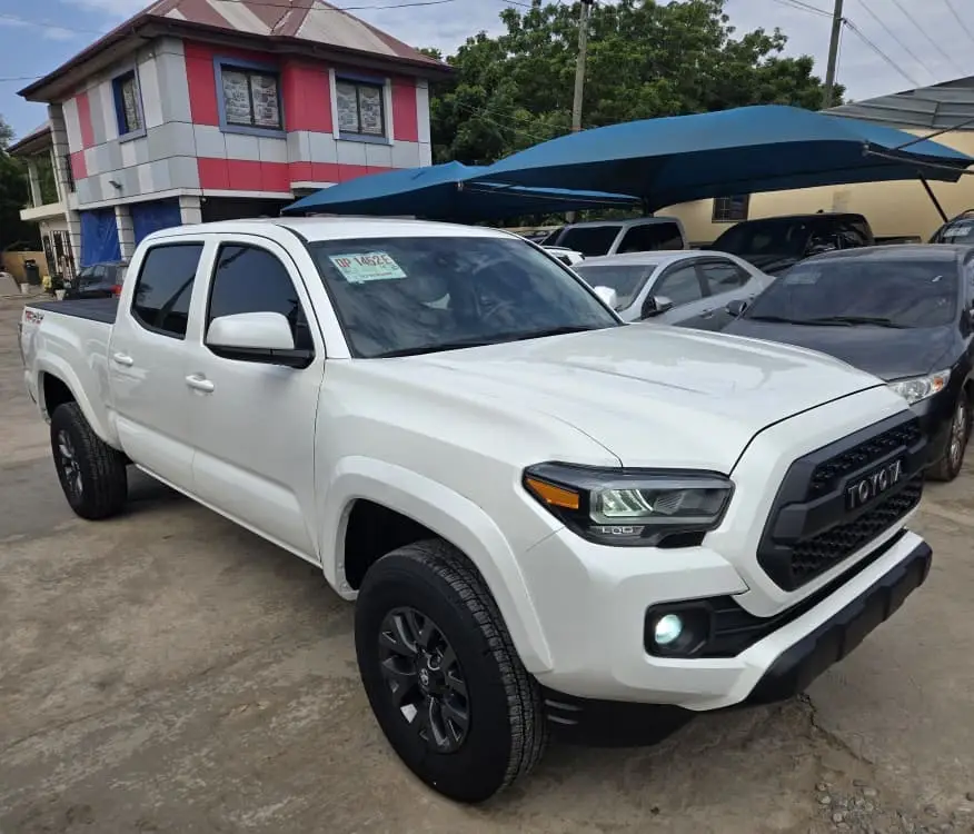 								2024 Toyota Tacoma SR5 Double Cab full									