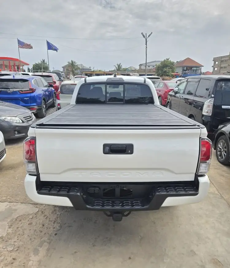 								2024 Toyota Tacoma SR5 Double Cab full									