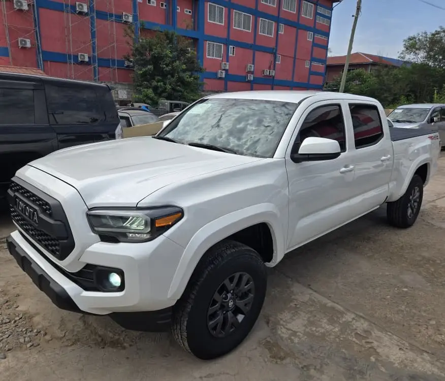 								2024 Toyota Tacoma SR5 Double Cab full									